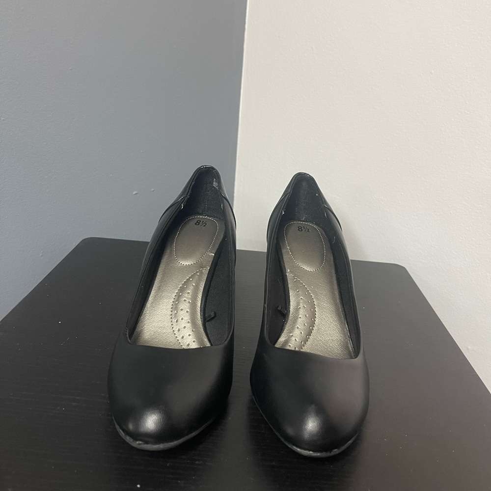 Black comfort kitten heel